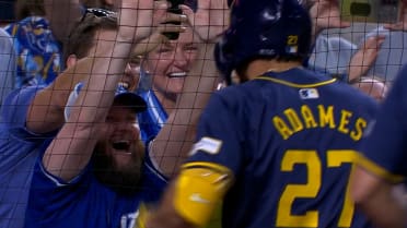 Willy Adames hits go-ahead homer, high-fives fans 