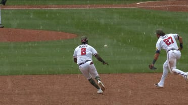 Tormenta de granizo cae en Truist Park