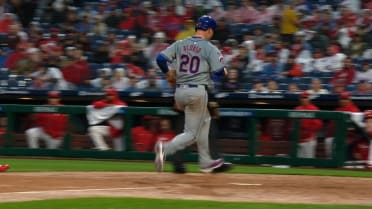 Pete Alonso scores on a wild pitch