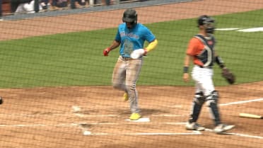 Deyvison De Los Santos scores on error