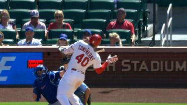 Willson Contreras hit by pitch, call confirmed