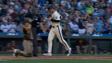 Josh Naylor empuja con boleto