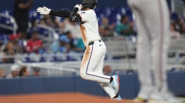 Xavier Edwards pega jonrón solitario 