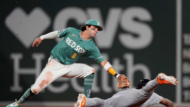 Javier Báez es puesto out al intentar robar segunda base