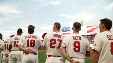 Alexandra Castle canta el himno nacional