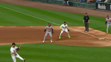 Lenyn Sosa turns unassisted double play