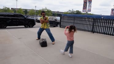 Francisco Lindor's daughter takes his photo