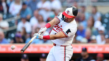 Trevor Larnach pega sencillo productor