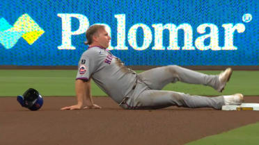 Pete Alonso injures knee on strange play at second