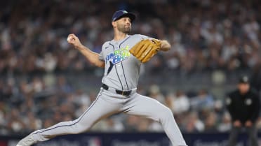 Nick Martinez ends the 1st inning with a K