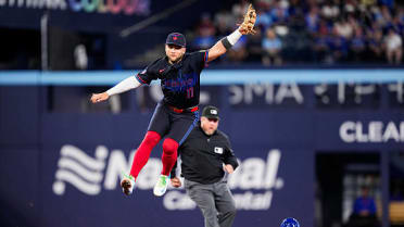 Bobby Witt Jr. steals second, advances to third