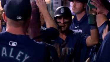 Mariners score four in 9th to take the lead