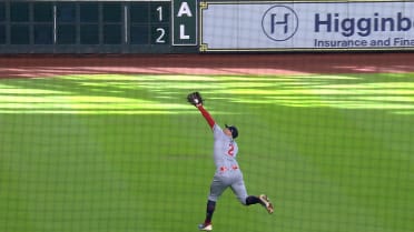Brooks Lee makes tough running catch