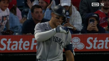 Aaron Judge tips his cap to Ron Washington after IBB