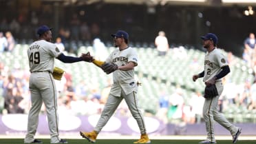 Thyago Vieira secures the Brewers' 7-1 win