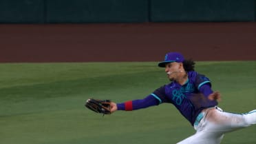 Alek Thomas se lanza y captura 