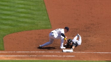 Charlie Morton picks off Colson Montgomery in the 3rd