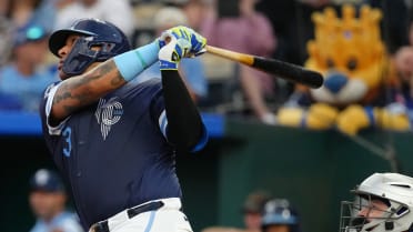 Royals erupt for seven runs in the 1st