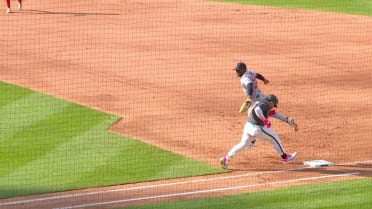 Francisco Alvarez singles after Mets' successful challenge 