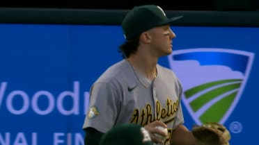 Zack Gelof retira a Trout atacando un rodado