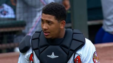 Samuel Basallo captura para cerrar el 5to