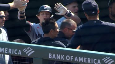 Ben Ross batea un triple, luego anota