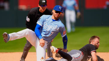 Salvador Perez nabs Kody Clemens after review