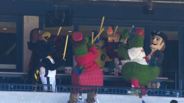 Phillie Phanatic's piñata party goes awry