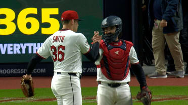 Cade Smith asegura la victoria de los Guardianes 3-2 