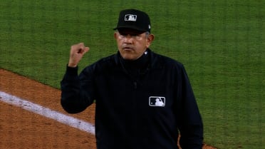 Elly De La Cruz throws out Hernández after review