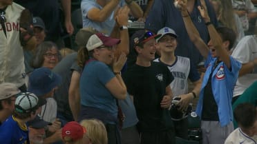 Fan makes nice catch on foul ball