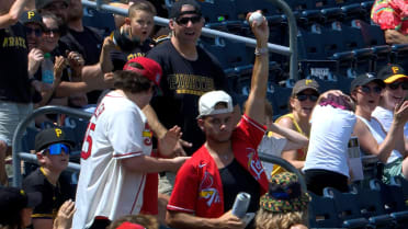 Fan makes great barehanded catch
