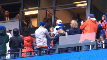 Mets fans show their love to Howie Rose in final game