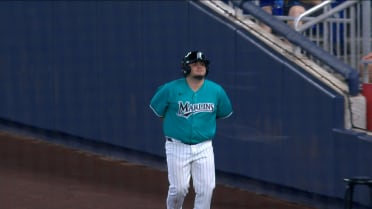 El ballboy de los Marlins hace una atrapada genial