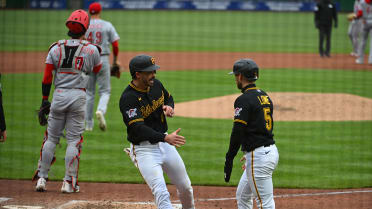 Pirates score five runs in the 4th inning
