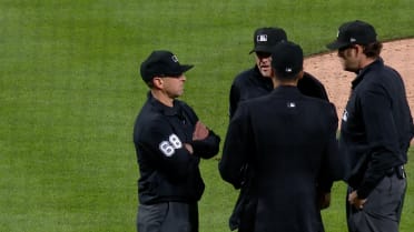 Umpires meet in the 10th inning to discuss the count