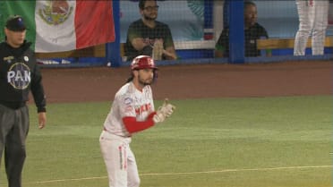 Hollis prende la pizarra