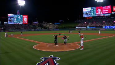 White Sox keep the lead after review