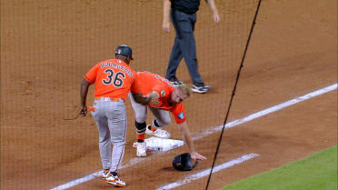 Carlos Narváez scores on double play