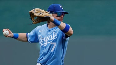 Bobby Witt Jr. hace un fildeo atlético
