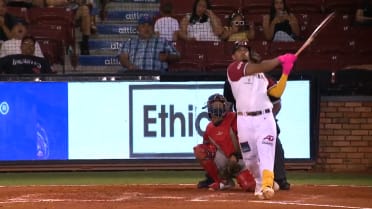 Deyvison De Los Santos pega jonrón de dos rayas
