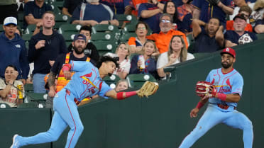 Masyn Winn makes a tough catch