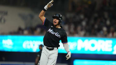Javier Sanoja's second home run (3)