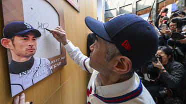 Ichiro Suzuki tours the Baseball Hall of Fame