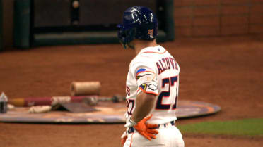 José Altuve sale del juego en la 9na entrada