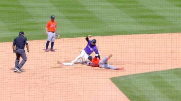 Christian Roa picks runner off after replay review