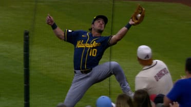 Sal Frelick makes a tremendous catch in Brewers' win
