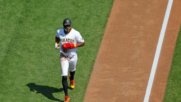 Oneil Cruz scores on an error in the 6th