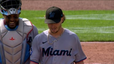 Tyler Zuber sella la victoria de los Marlins