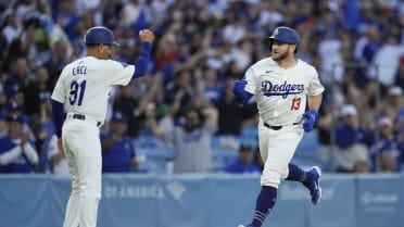 Max Muncy launches a grand slam (9)